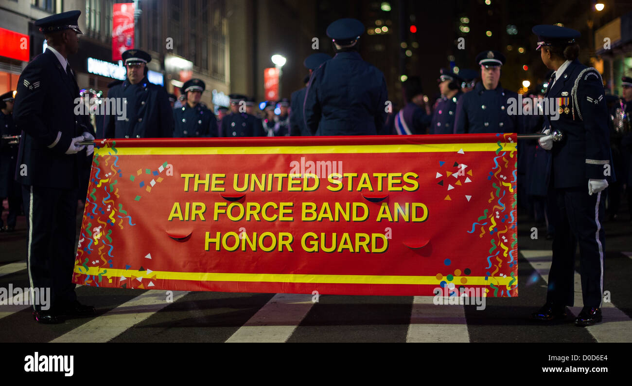 Gli Stati Uniti Air Force Band e la Guardia d'onore line up per la pratica di Herald Square, nov. 22, 2012, nella città di New York. 200 aviatori si Foto Stock