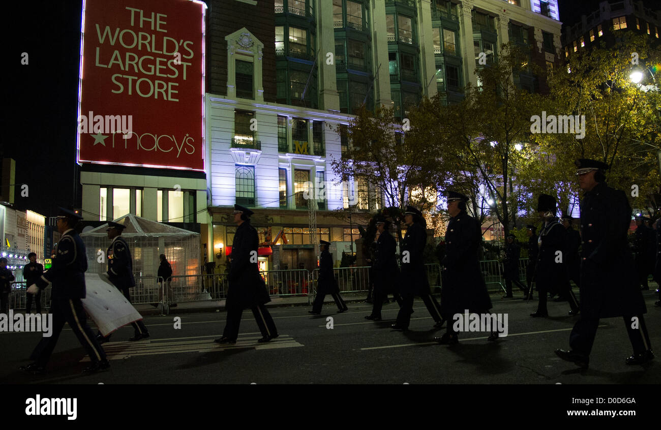La U.S. Air Force Band e la Honor Guard praticano a Herald Square, preparandosi per la loro esibizione nella 86th Annual Macy's Thanksgiving Day Parade, mostrando precisione dell'Air Force a milioni di spettatori. Foto Stock