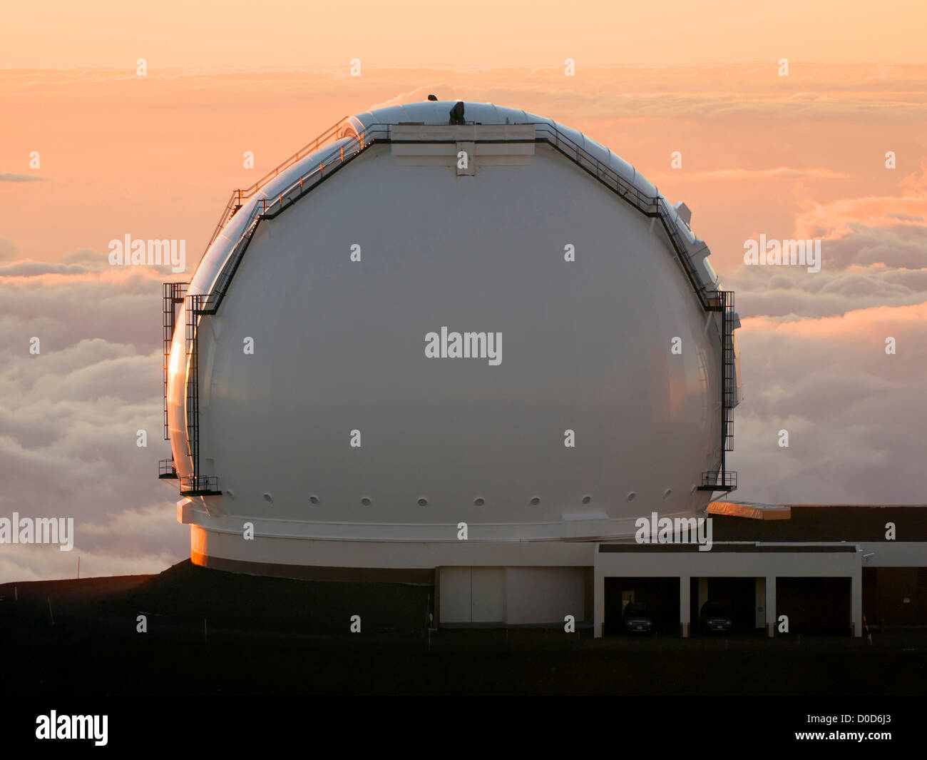 Una Twin telescopi W. M. osservatorio Keck stare al di sopra delle nuvole sulla vetta del Mauna Kea su la Big Island delle Hawaii Foto Stock