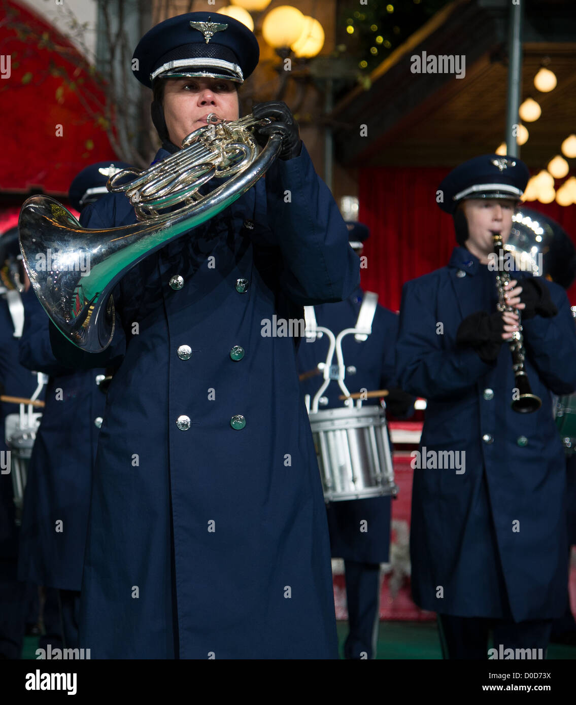 La U.S. Air Force Band prova a Herald Square, New York City, prima della loro esibizione alla 86th Annual Macy's Thanksgiving Day Parade. La band mostrerà precisione Air Force a milioni di spettatori. Foto Stock