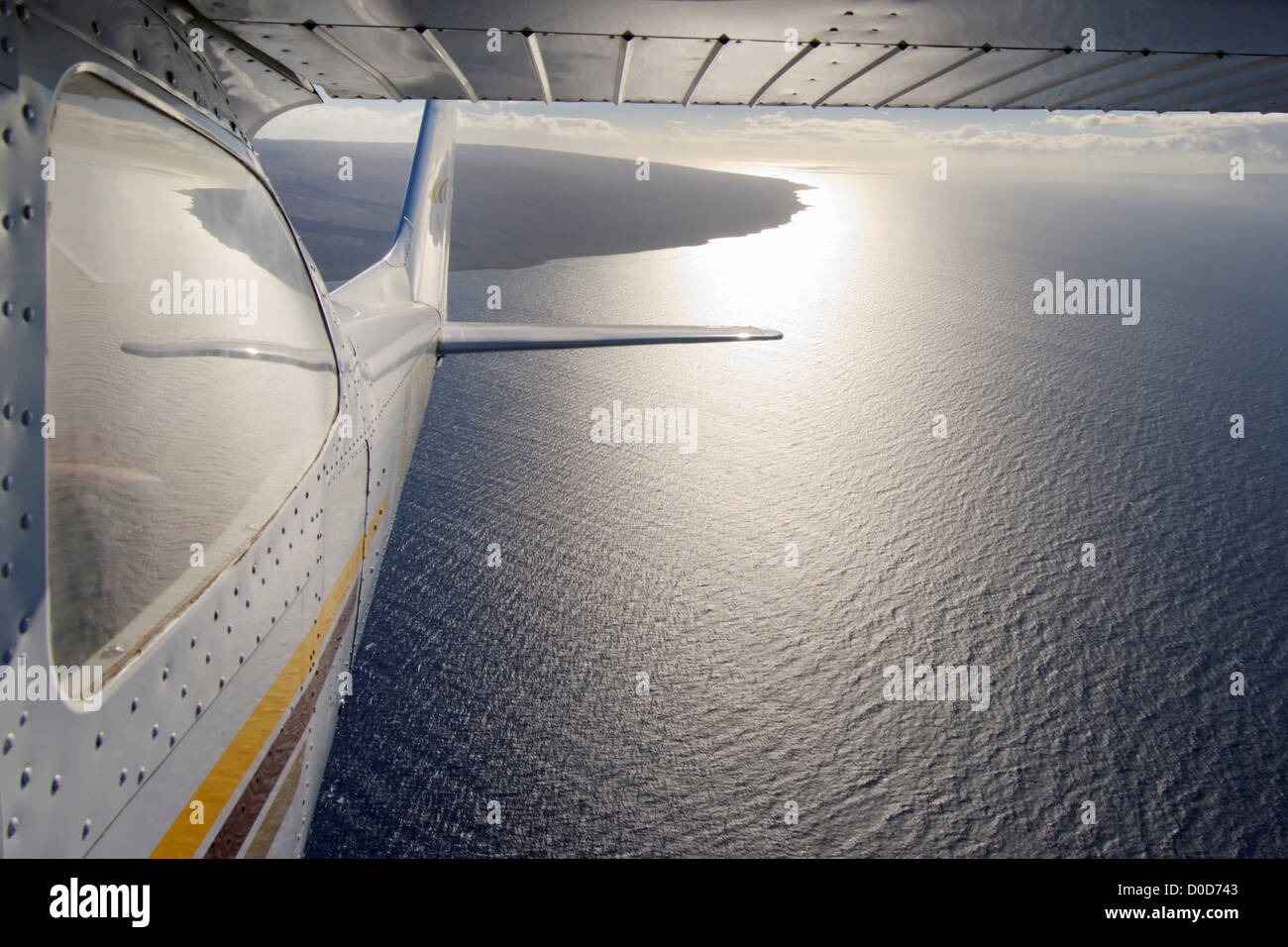 La sezione di coda di un Cessna 172 in volo accelerando lontano dall'isola hawaiana di Lanai Foto Stock