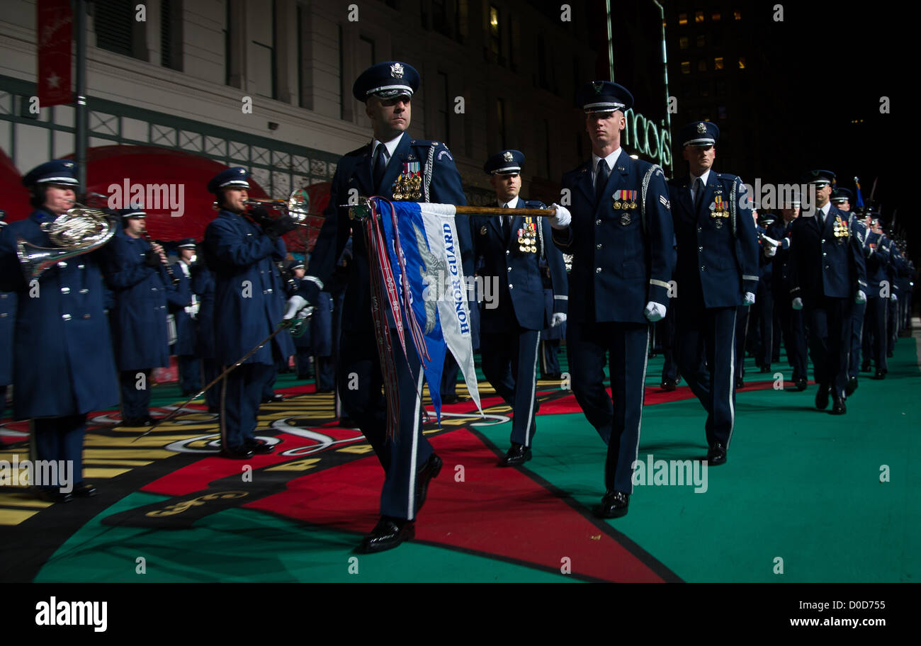 La U.S. Air Force Band e la Honor Guard si esibiscono nella 86th Annual Macy's Thanksgiving Day Parade, mostrando potenza e precisione dell'Air Force. Foto Stock