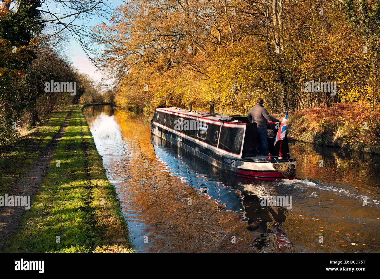 In autunno il canottaggio sulla Shropshire Union Canal, Norbury, Staffordshire, Regno Unito Foto Stock