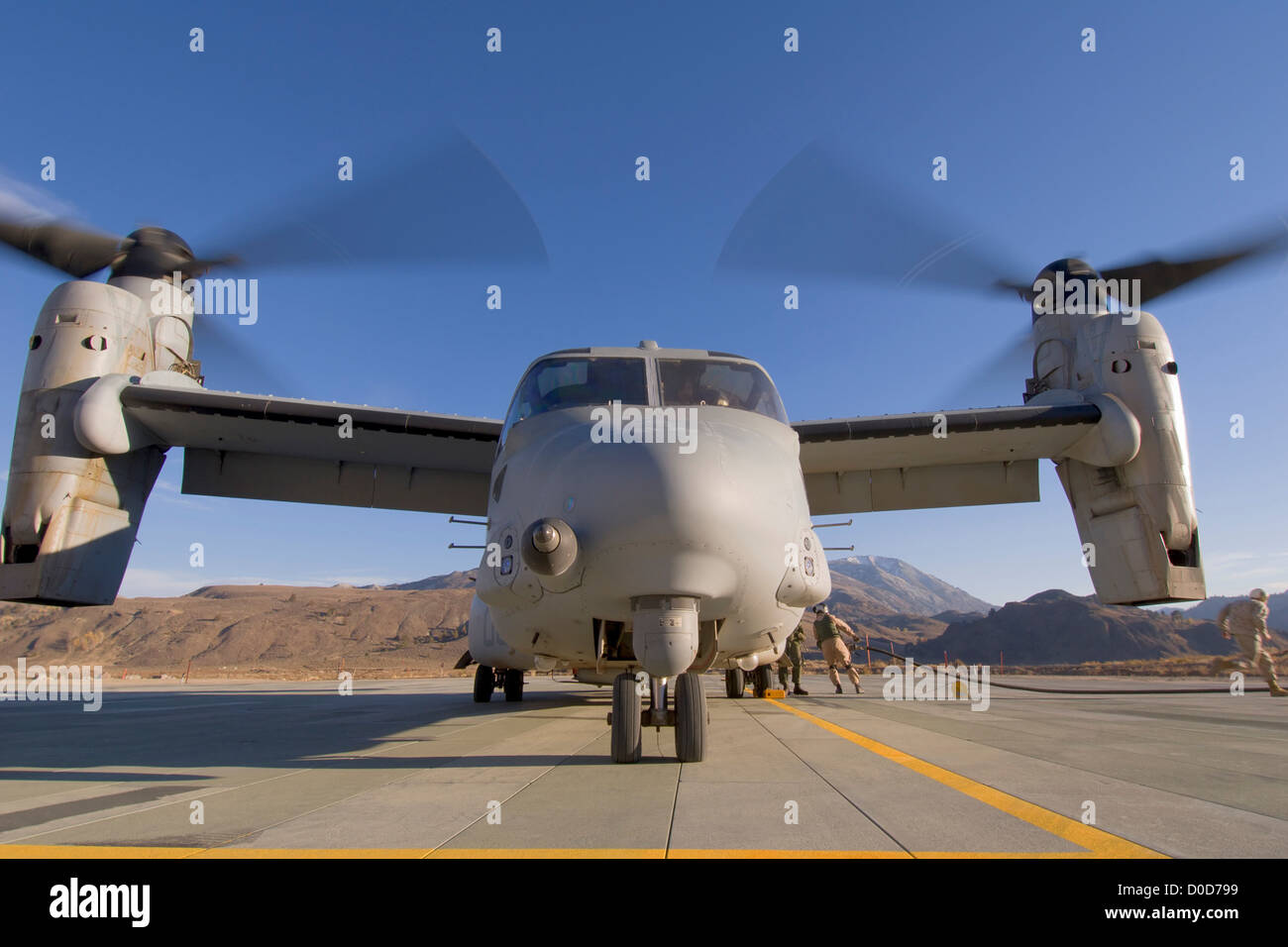 Equipaggio di aria di fare rifornimento di carburante un regime minimo V-22 Osprey Foto Stock
