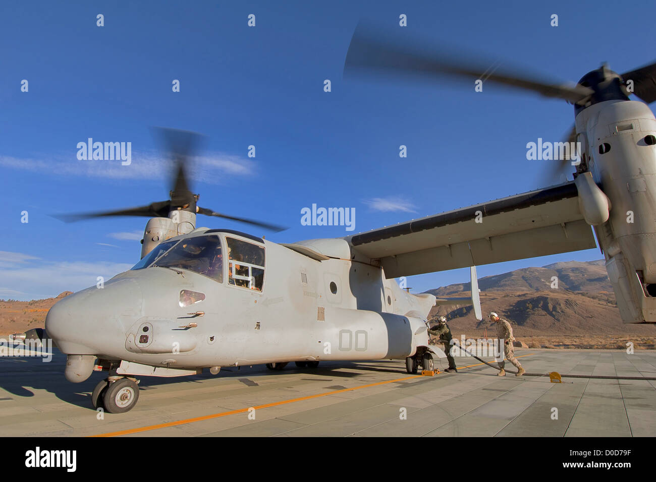 Equipaggio di aria di fare rifornimento di carburante un regime minimo V-22 Osprey Foto Stock