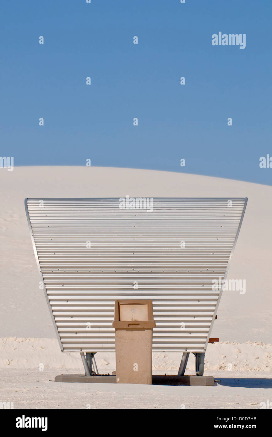 Ombrellone e pattumiera a White Sands National Monument Foto Stock