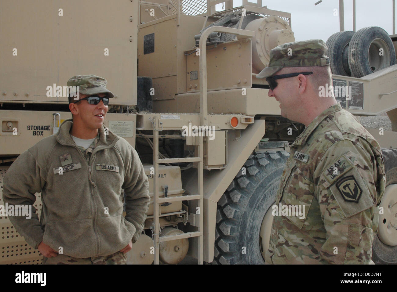 Pvt. Draw Lancop, un membro del 117th Combat Sustainment Support Battalion, discute i piani dei convogli con il maggiore Edward Dowgin al Kandahar Airfield, Afghanistan. Il recente studio di Dowgin mette in evidenza le iniziative di salute mentale per i soldati schierati nella regione. Foto Stock