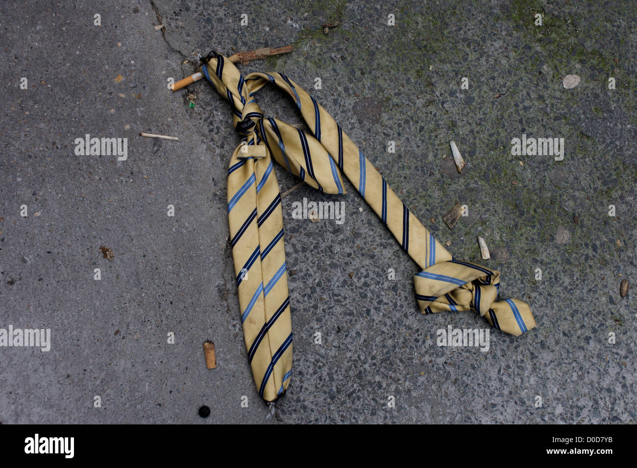 Un indesiderato cravatta giace ancora annodati in un central London street. Foto Stock