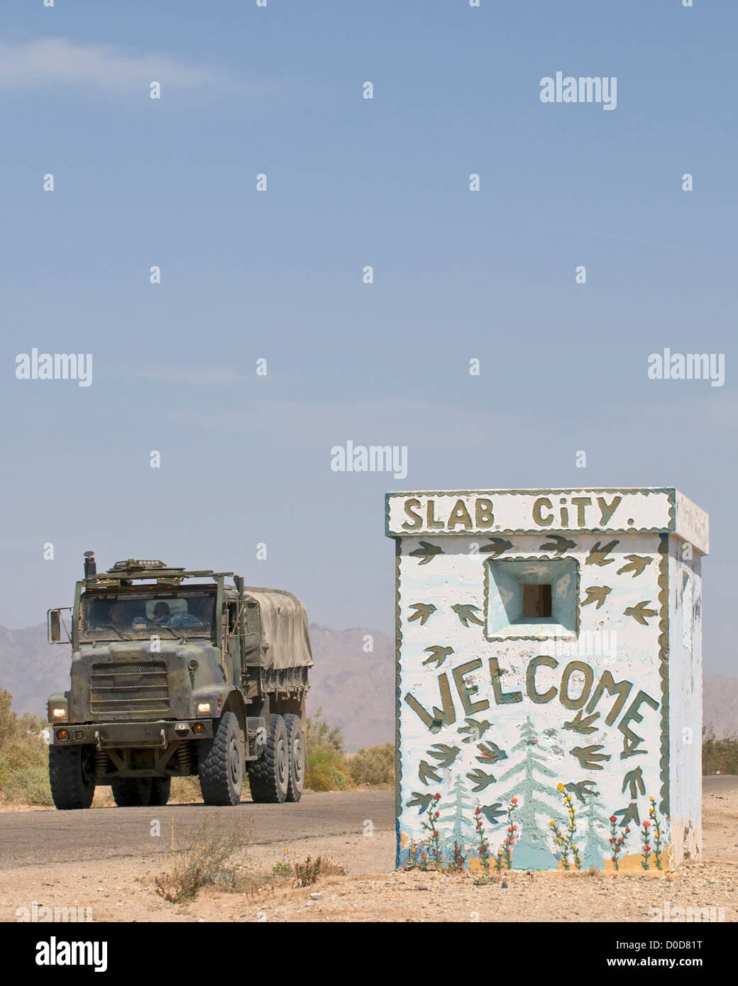 Militare veicolo di trasporto in entrata alla città di Soletta Foto Stock