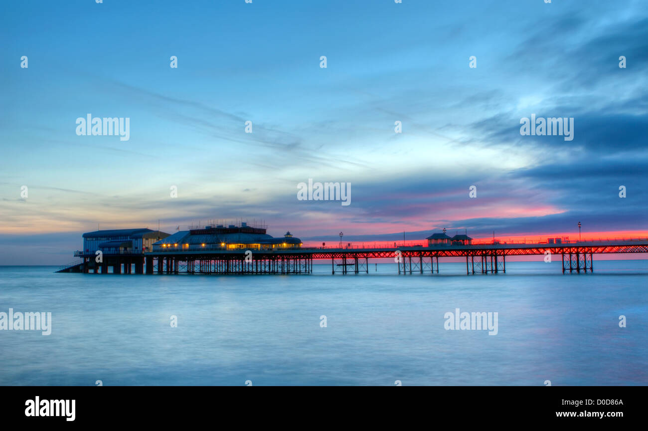 Sunrise presso il molo a Cromer, Norfolk, East Anglia Foto Stock