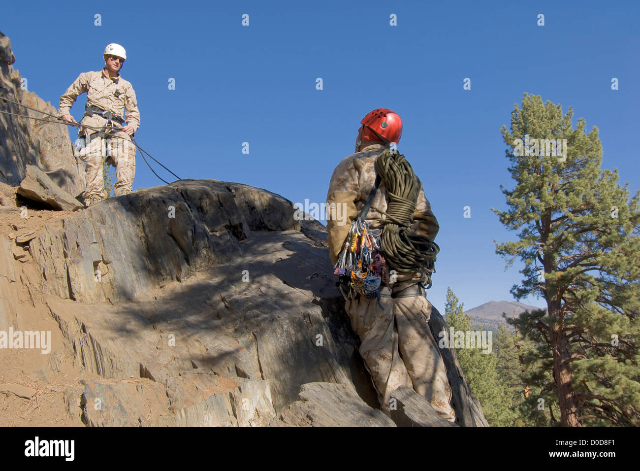 Stati Uniti Marine Corps leader di montagna treno all'U.S. Marine Corps Mountain Warfare Training Center Foto Stock