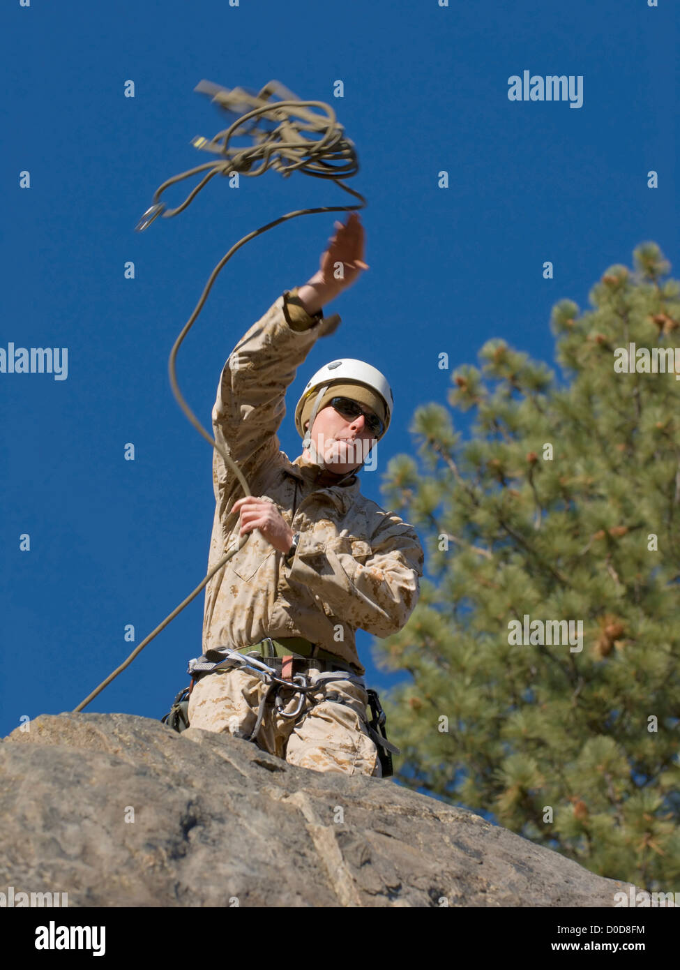 Lanciare una fune durante il U.S. Marine Corps Mountain leader della formazione Foto Stock