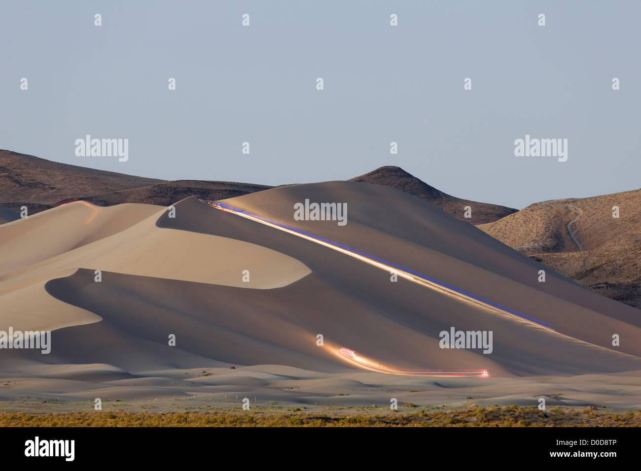 Striature chiare da veicoli fuori strada al tramonto, sabbia montagna, Western Nevada Foto Stock