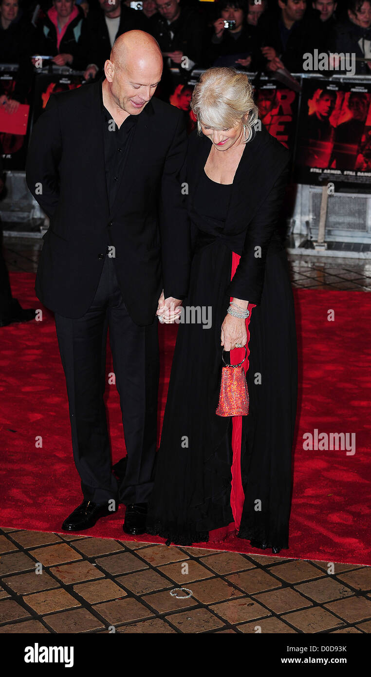 Dame Helen Mirren e Bruce Willis, Regno Unito premiere di 'RED' tenuto presso la Royal Festival Hall Arrivi - Londra, Inghilterra - Foto Stock