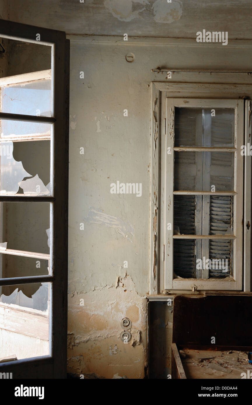 Rotture di porte e finestre di casa abbandonata interni. Foto Stock