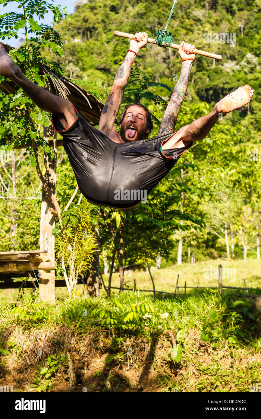 Giovane uomo su uno swing Foto Stock