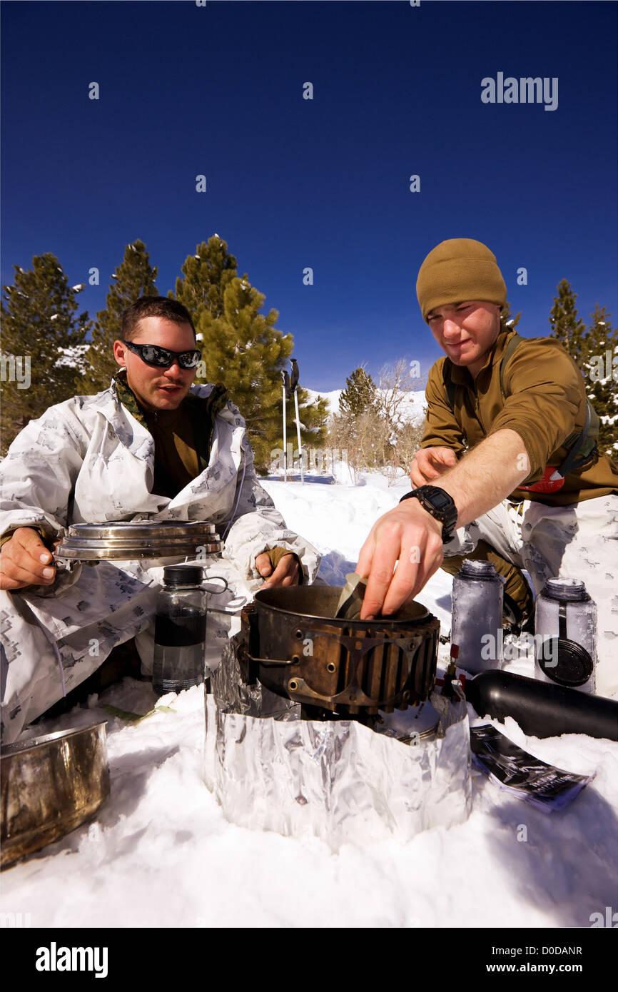 Stati Uniti Marines acqua di fusione durante la montagna Scout Sniper Training Foto Stock