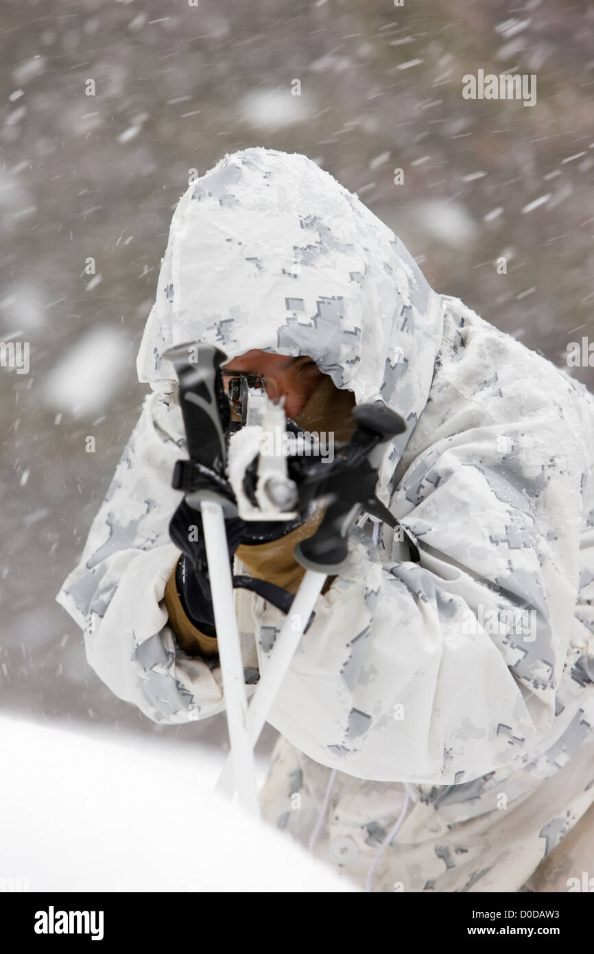 Un U.S. Marine prende la mira in un inverno Blizzard Foto Stock