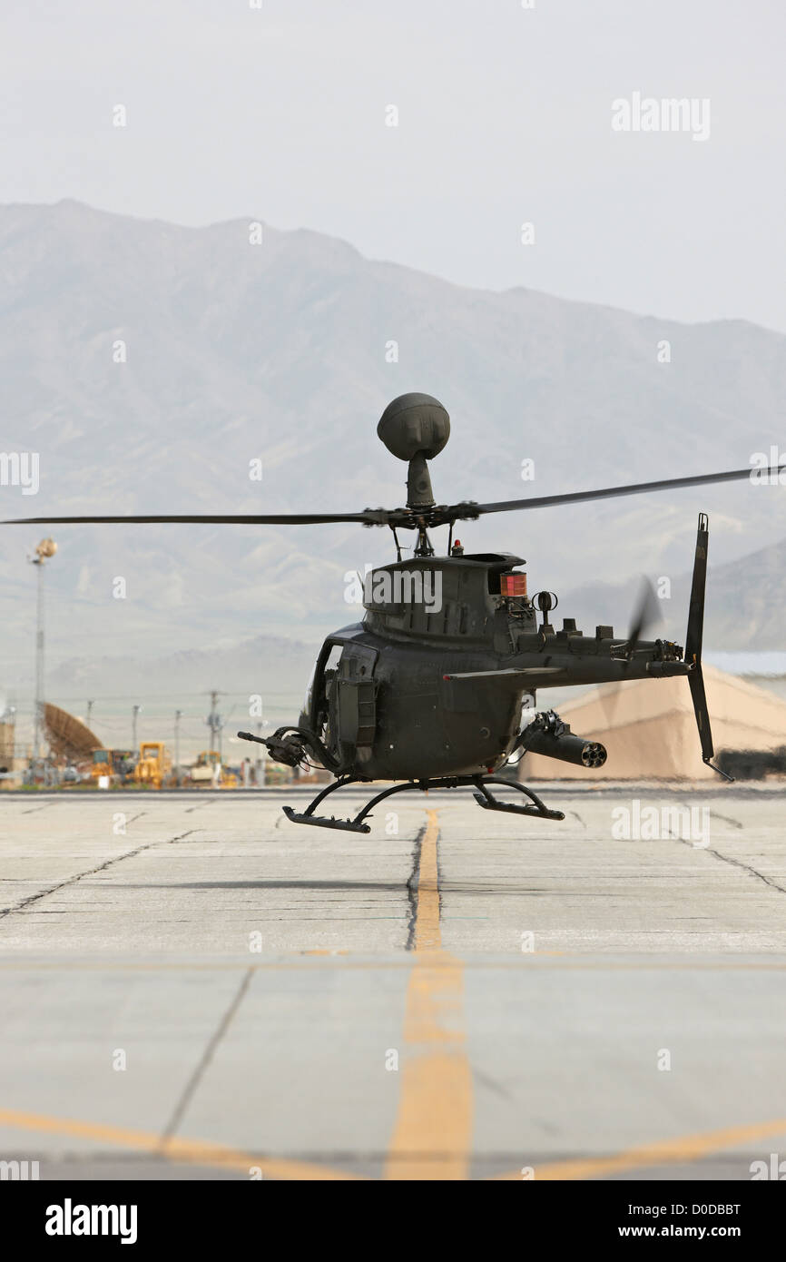 OH-58 Kiowa Warrior a Bagram Air Field Foto Stock