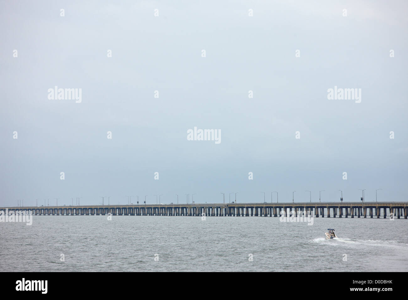 Piccole tele in barca nelle acque in prossimità della porzione a ponte della Chesapeake Bay Bridge Tunnel Foto Stock