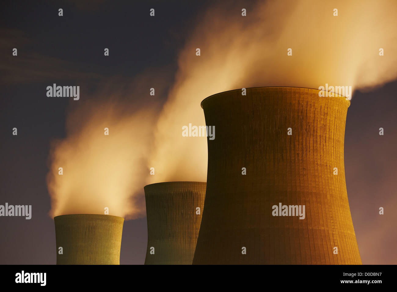 Torri di raffreddamento produca vapore. Foto Stock