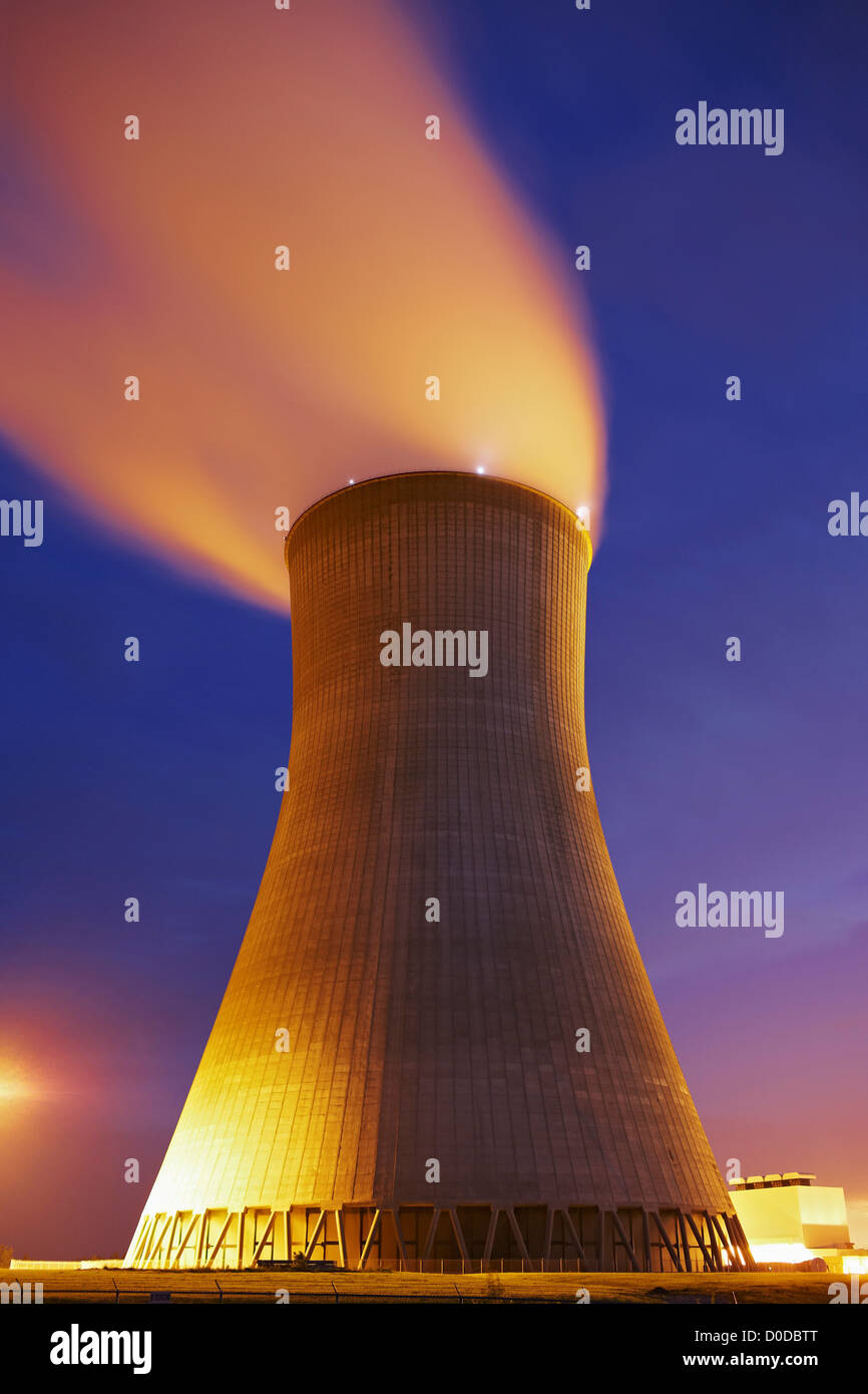 Torre di raffreddamento di Callaway nucleare stazione di generazione a crepuscolo Foto Stock