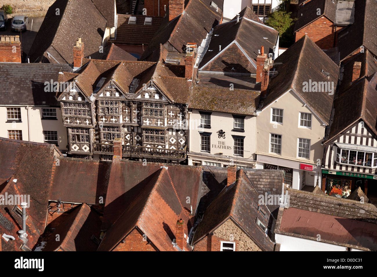 Vista aerea di tetti compreso l'edificio medievale 'The Feathers Hotel', Ludlow Shropshire REGNO UNITO Foto Stock