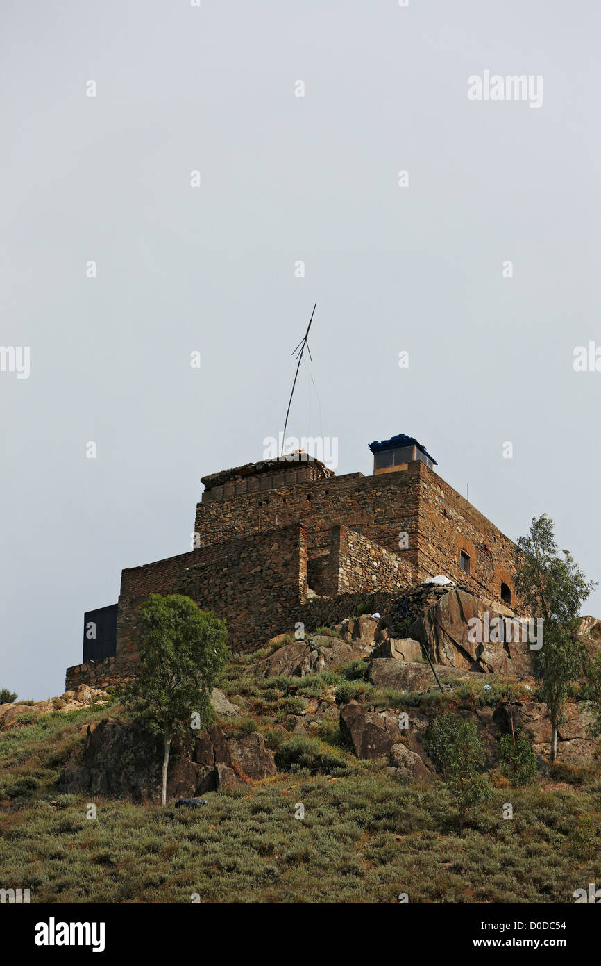 Il vecchio forte utilizzato come un posto di osservazione mediante l esercito nazionale afgano Foto Stock