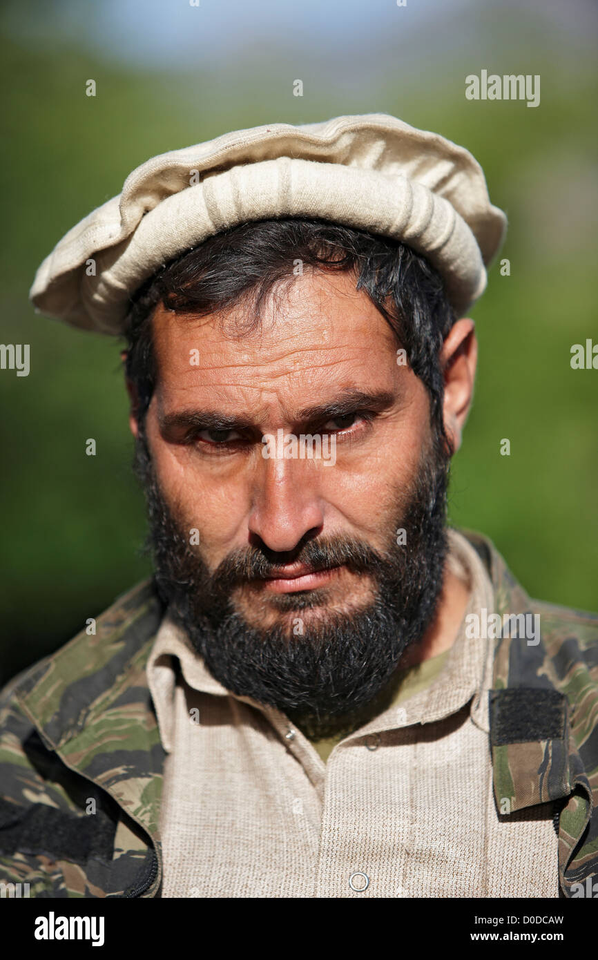Esercito Nazionale Afghano soldato indossando un tradizionale Pashtun Pakhul Foto Stock