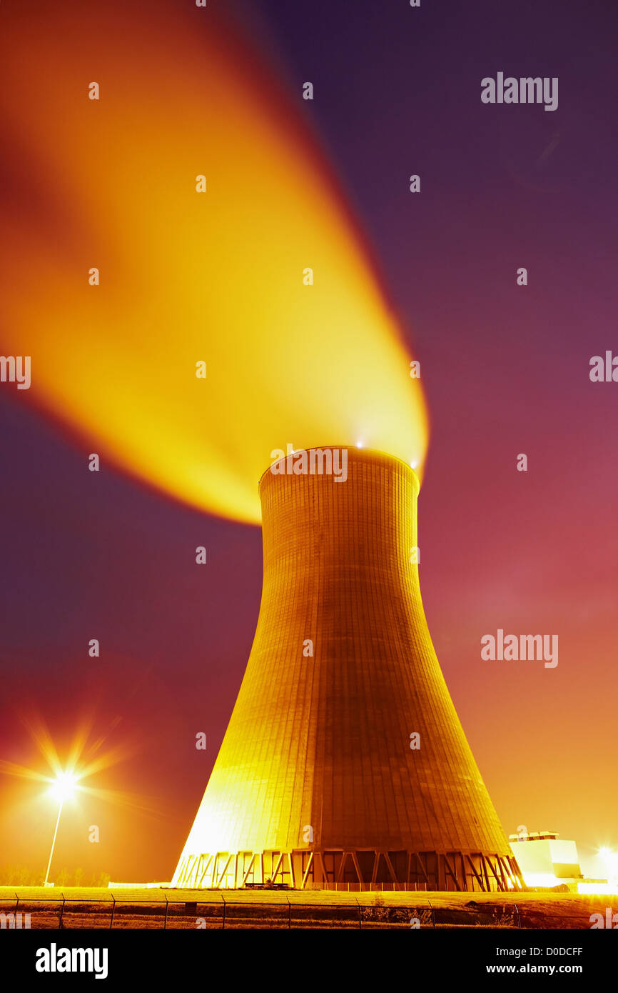 Vista notturna di un impianto ad energia nucleare Torre di raffreddamento Foto Stock