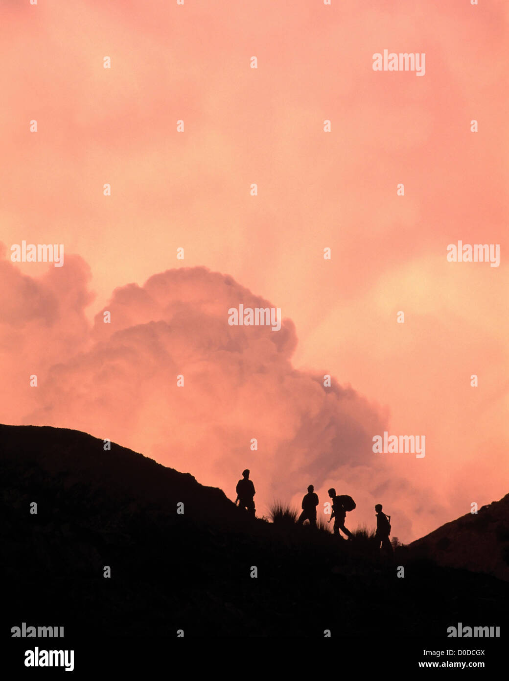 Soldati afgani salire una cresta al tramonto Foto Stock
