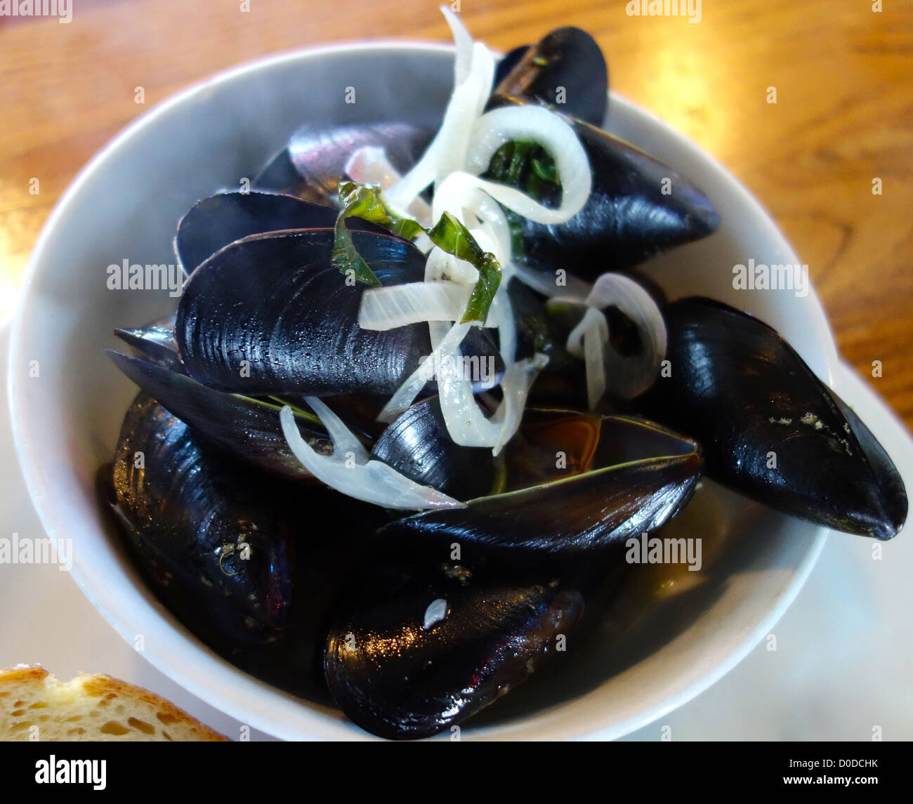 La cottura a vapore di cozze Foto Stock