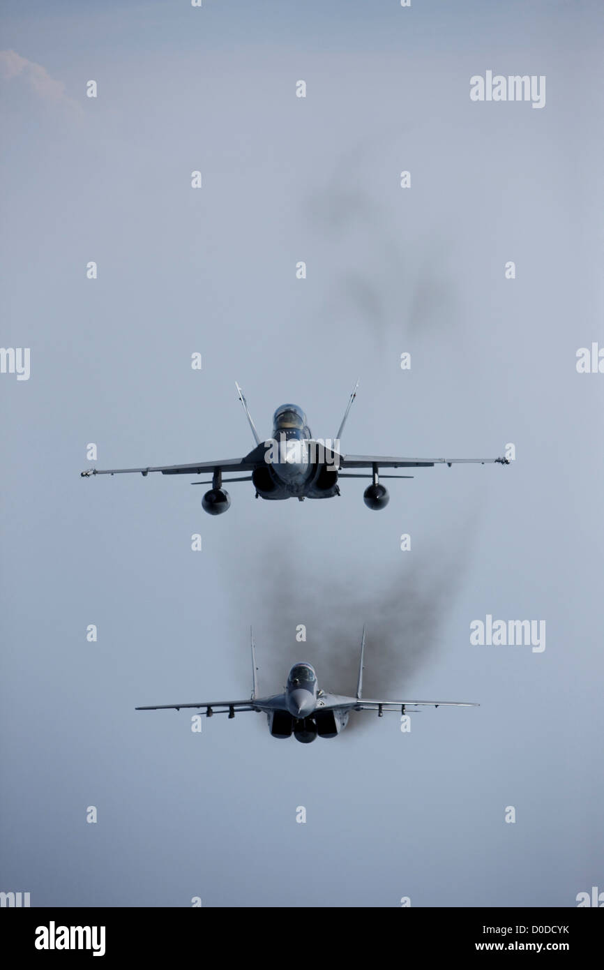 Un corpo della marina degli Stati Uniti F/A-18D Hornet (top) Malaysian Air Force Mig-29 fulcro in alto al di sopra del Mare della Cina meridionale della Malaysia. Foto Stock