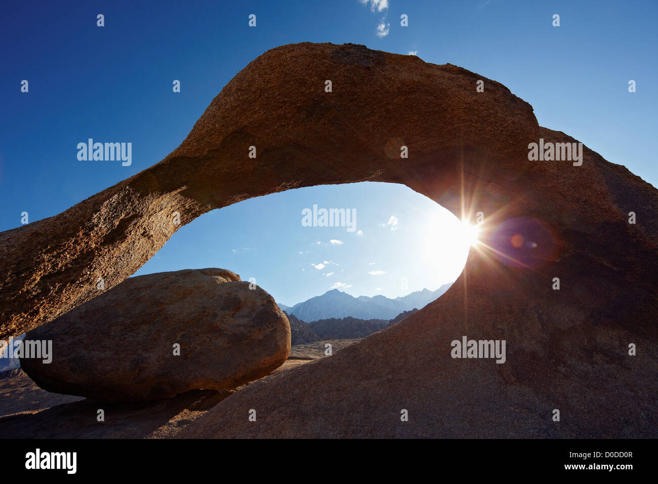 Un arco naturale in California's Alabama Hills telai picchi nei pressi del Monte Whitney in Sierra Nevada vicino alla città di Lone Pine. Foto Stock