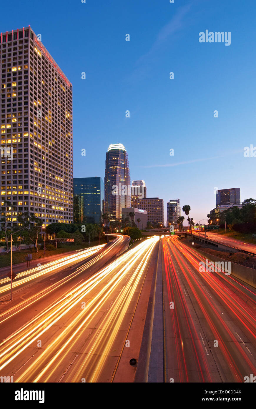 Interstate 110 colpisce attraverso il centro cittadino di Los Angeles. tempo di esposizione cattura la luce del tramonto come pure le striature luce passante vetture Foto Stock
