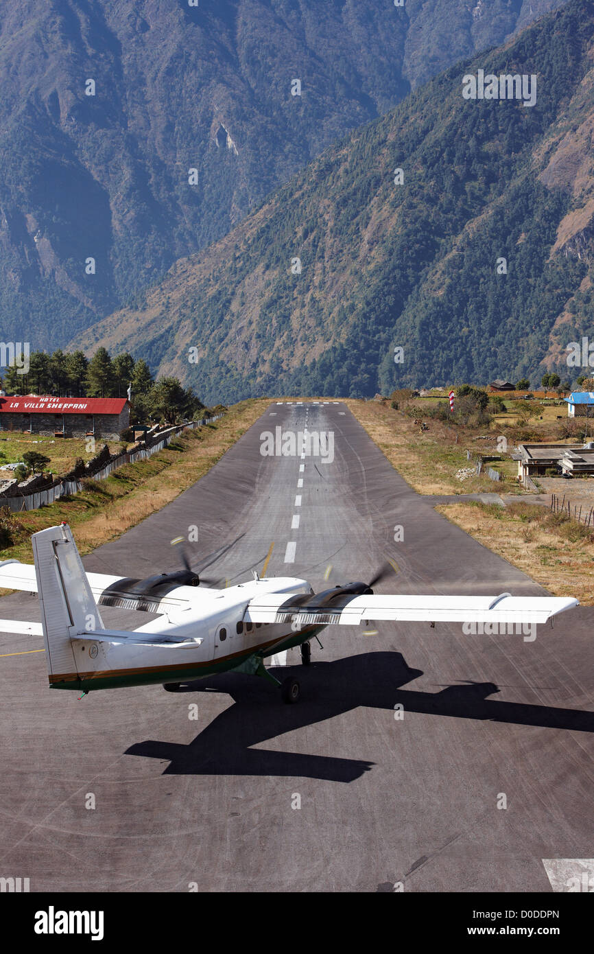 Un Dornier 228 STOL (decollo breve sbarco) aeromobile prepara il lancio a breve pista aeroporto Lukla a Mount Everest regione Nepal. Foto Stock