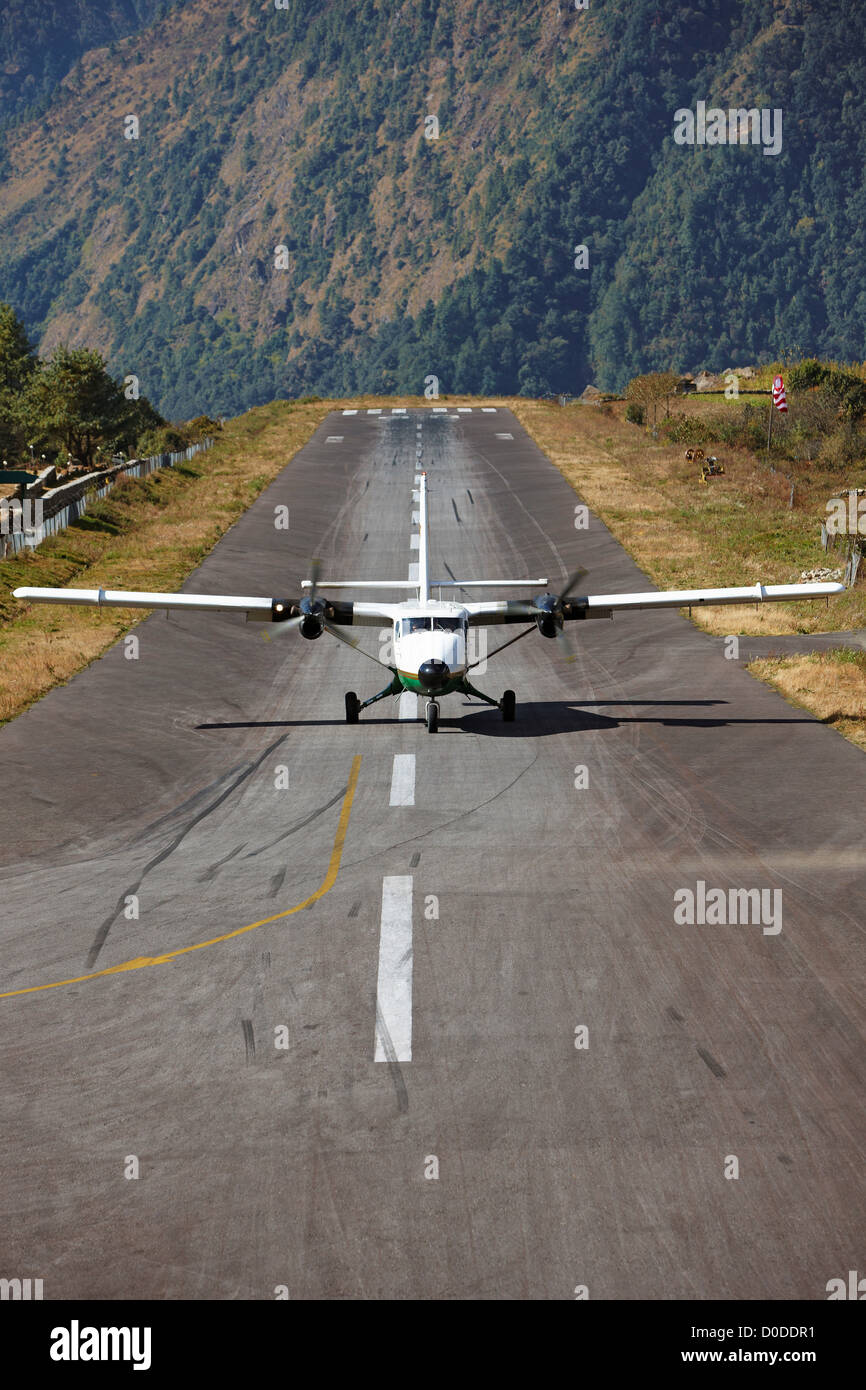 Un Dornier 228 STOL (decollo breve sbarco) aereo taxi dopo atterraggio corto pista aeroporto Lukla a Mount Everest regione Foto Stock