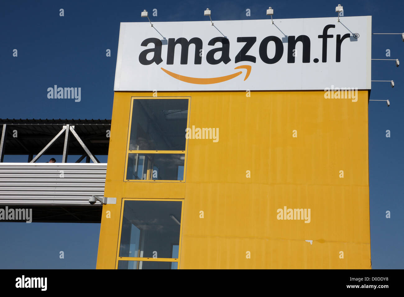 Il FOOTBRIDGE E IL LOGO hub logistico del INTERNET SALES CORPORATION AMAZON.COM SARAN LOIRET Foto Stock