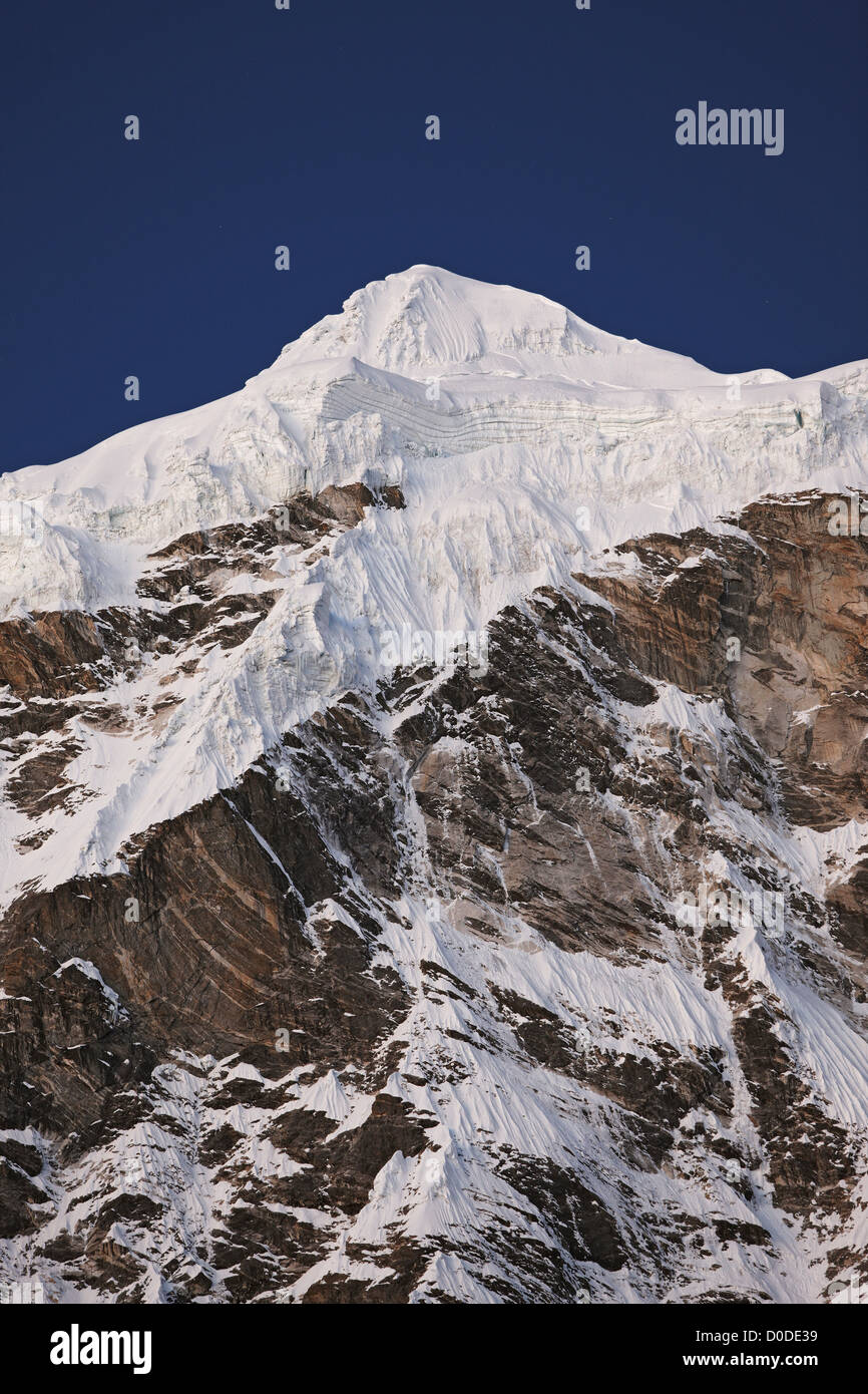 Neve e ghiaccio sulla cima di una montagna vicino a Makalu nella regione dell Everest del Nepal. Foto Stock