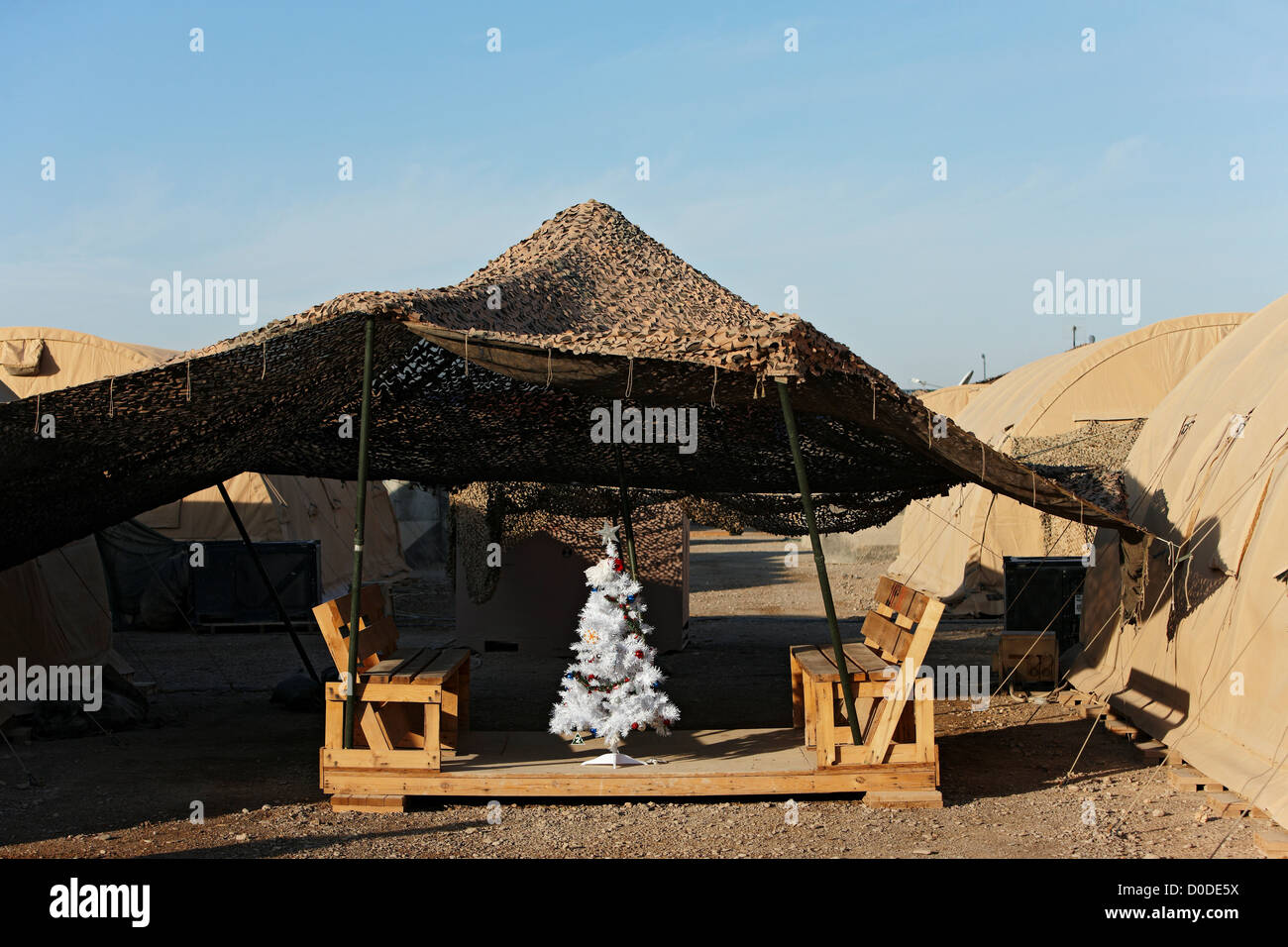 Un albero di Natale sotto il camuffamento, a Camp Leatherneck, provincia di Helmand dell Afghanistan meridionale. Foto Stock