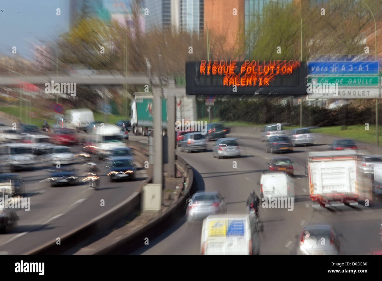 Inquinamento Atmosferico del traffico avviso sull'anello parigino strada inquinamento urbano di Parigi (75) FRANCIA Foto Stock