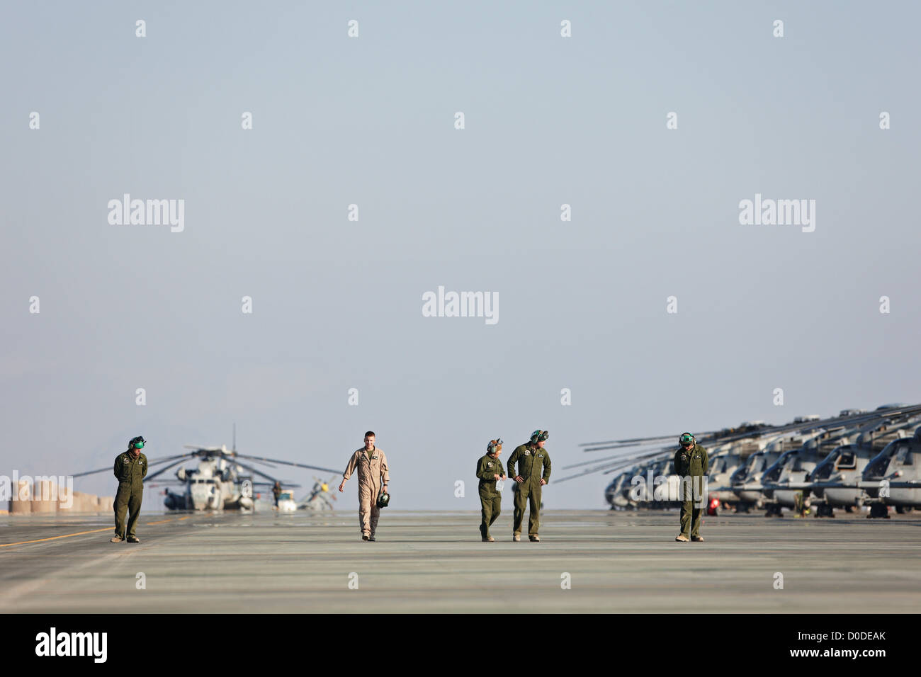Stati Uniti Aviazione marino marinai ispezionare di rullaggio Camp Bastion provincia di Helmand in Afghanistan i detriti che può essere aspirata nel motore Foto Stock