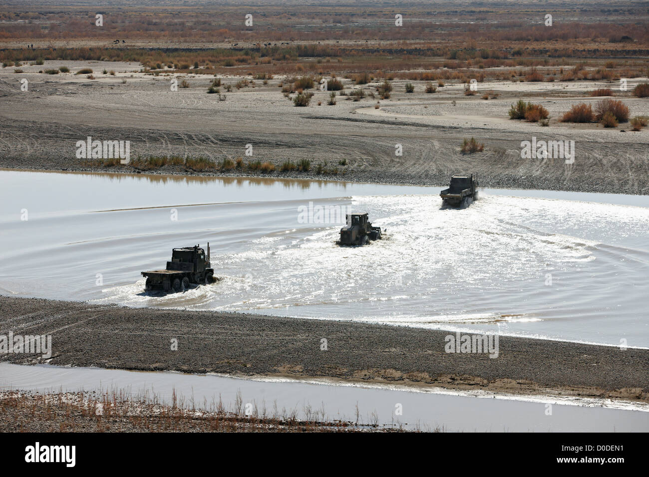 Stati Uniti Marine Corps attrezzature pesanti attraversa il fiume Helmand dell Afghanistan meridionale della provincia di Helmand Foto Stock