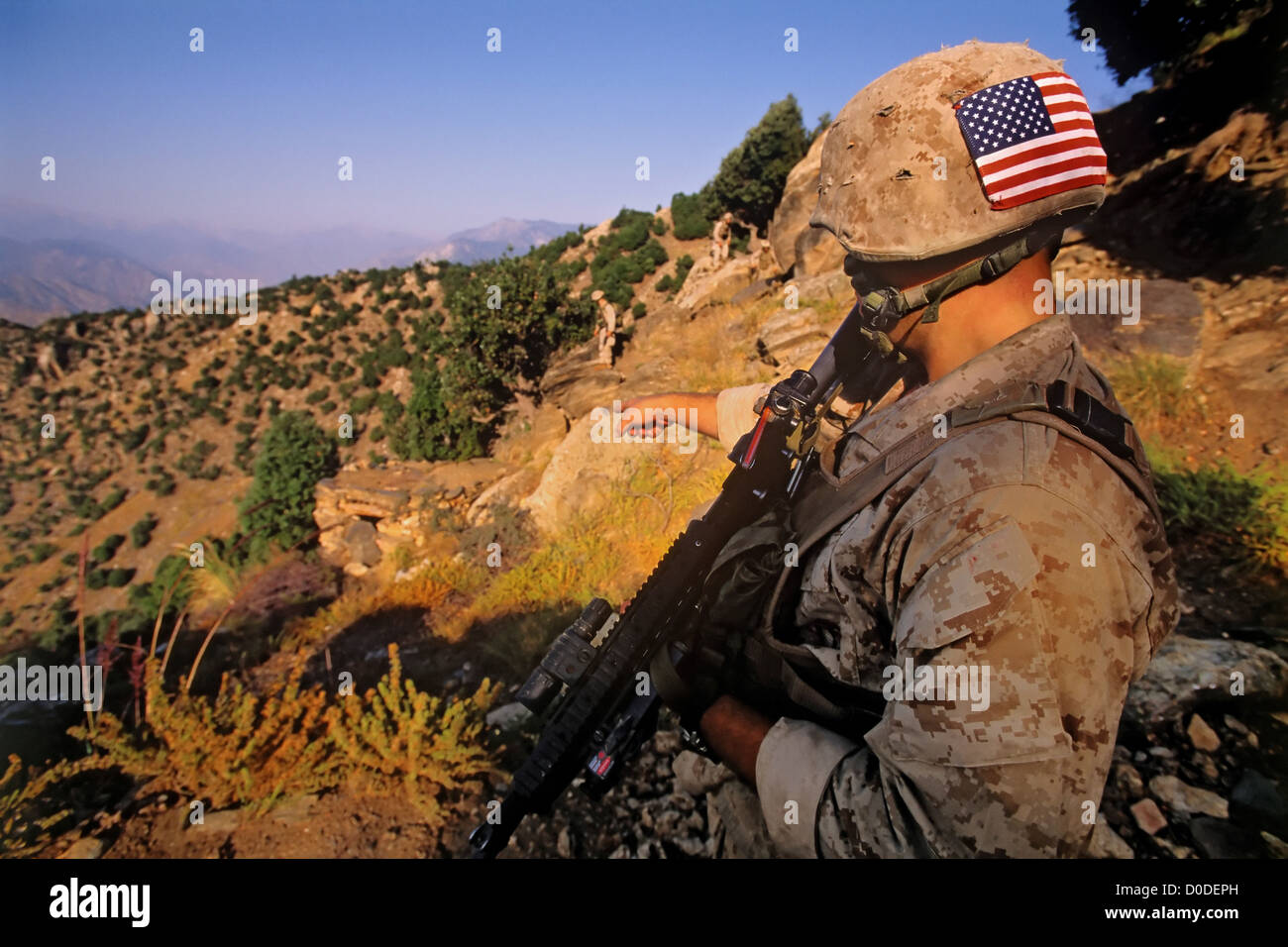 Un U.S. Marine secondo battaglione 3° Reggimento Marine delle pattuglie pendenza nella Pedemontana Hindu Kush in Afghanistan orientale della provincia Kunar Foto Stock