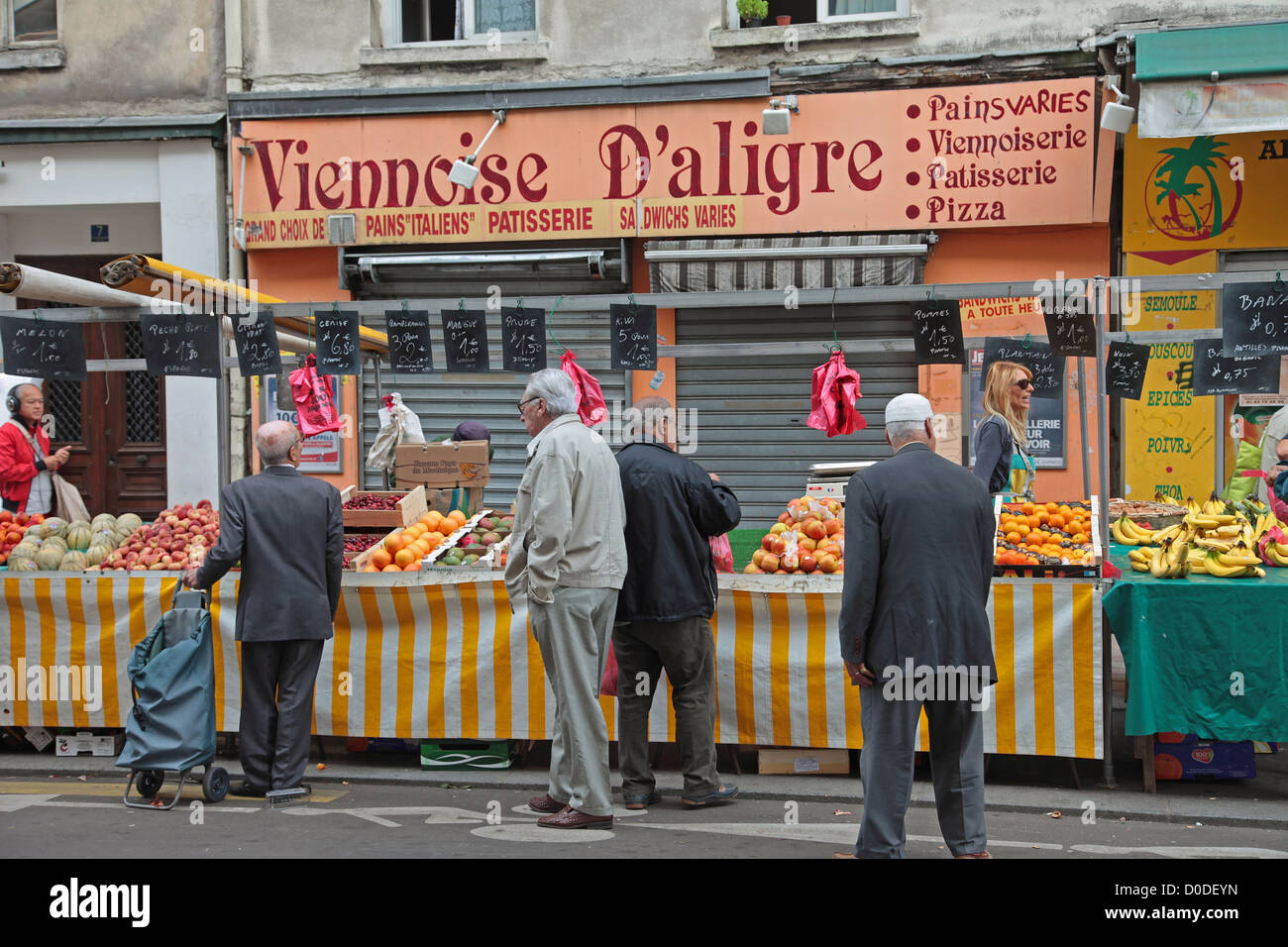 La frutta e la verdura i venditori sul mercato Aligre uno della parte più animata della città 12esimo arrondissement di Parigi (75) FRANCIA Foto Stock