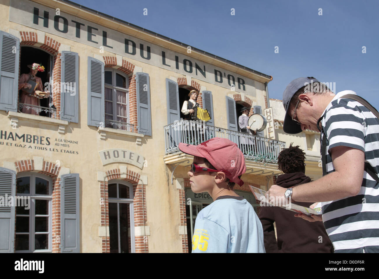 Facciata HOTEL DU LION D'or automi animati BOURG 1900 Uno villaggi a Puy du Fou storico parco a tema creato nel 1989 LES Foto Stock