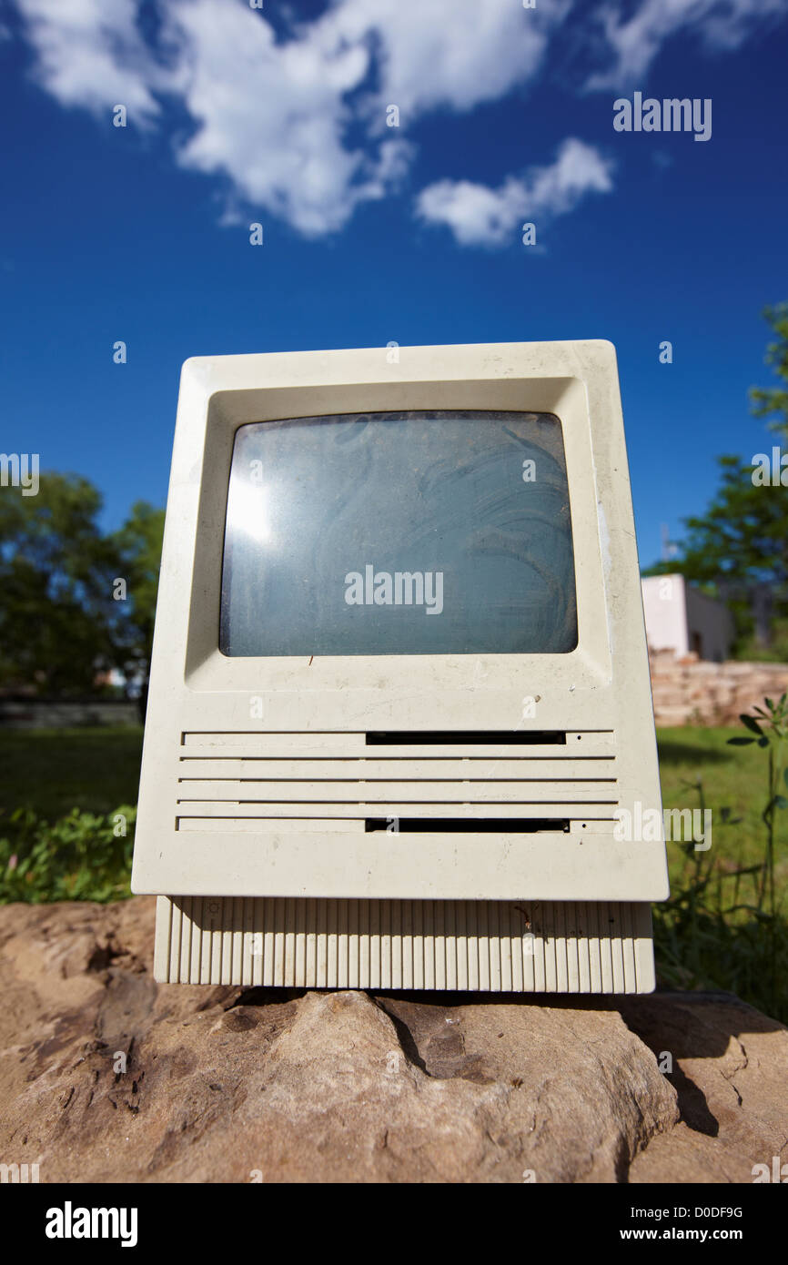 Un computer Apple Macintosh se computer prodotti tra il 1987 e il 1990, si siede in cima a una roccia in una parte suburbana di Fort Collins, Colorado. Foto Stock