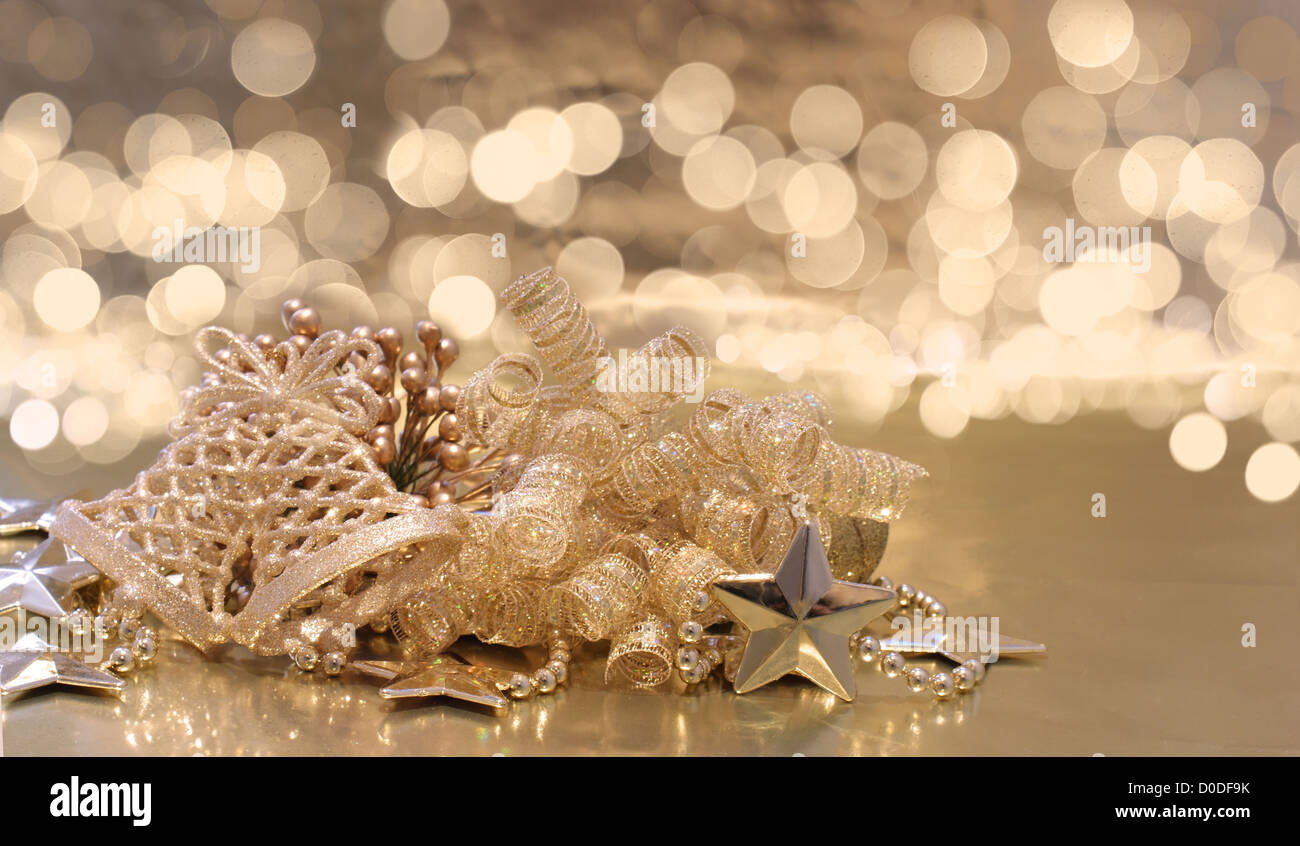 Sfondo di natale di decorazioni dorate su uno sfondo di luci defocussed Foto Stock
