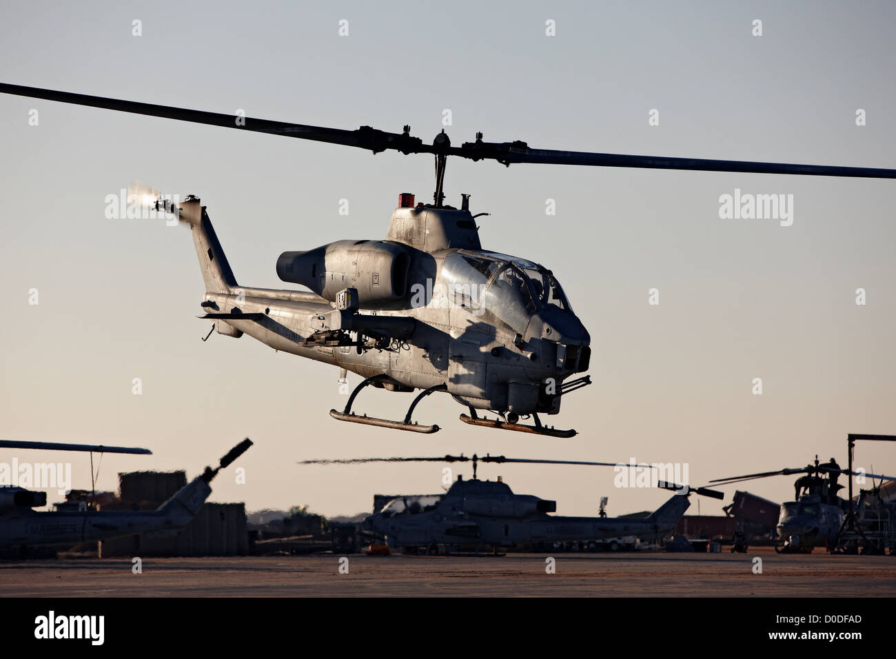 Un U.S. Marine Corps AH-1W Super Cobra lancia a partire dal Camp Bastion, provincia di Helmand, Afghanistan meridionale. Foto Stock