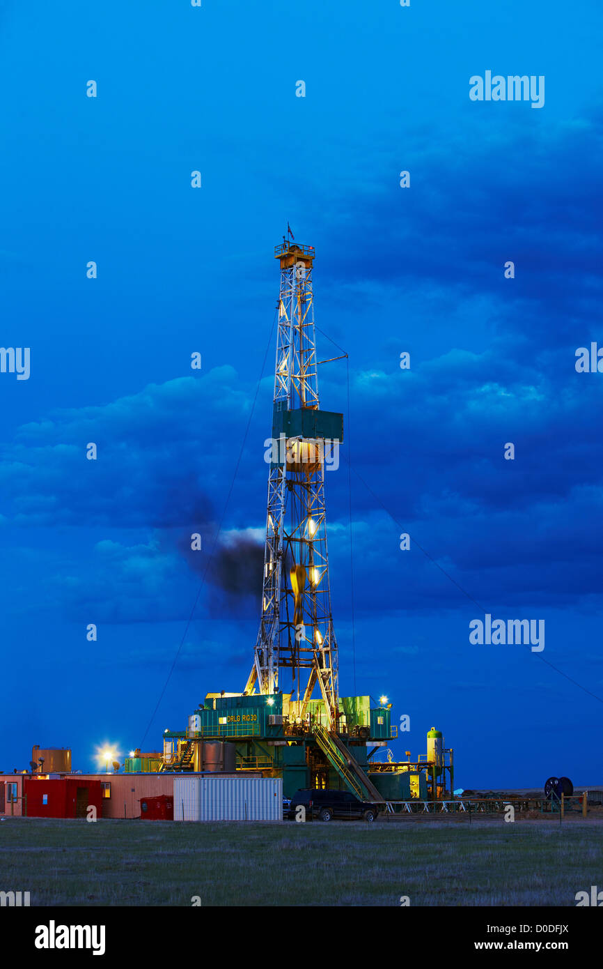 Fratturazione idraulica gas naturale piattaforma di perforazione al tramonto, nel Colorado orientale di pianura. Foto Stock